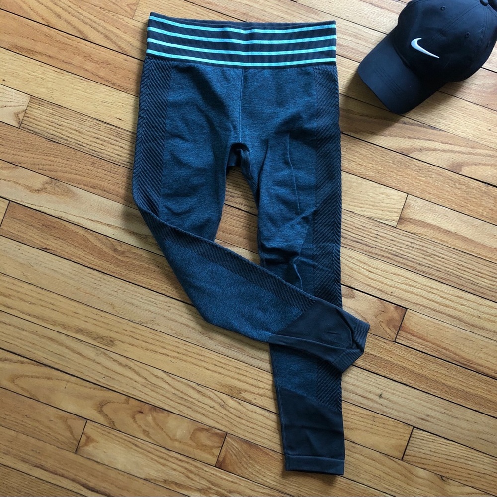 Seamless Fabletics Leggings